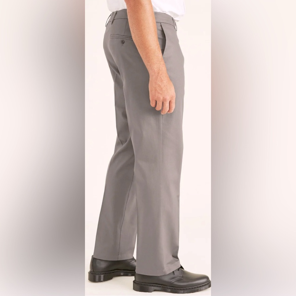 DOCKERS’ Signature Khaki size 32 x 34, gray trousers.